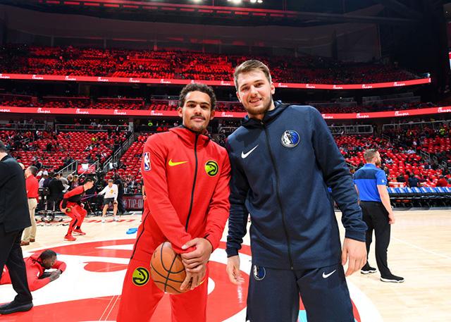 队友送大礼！QPR绝杀功臣疯狂庆祝，下一秒只剩底裤苦笑（队友大赠送！QPR绝杀英雄狂喜庆祝，转眼只剩内裤无奈苦笑）