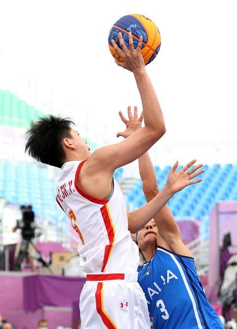 越媒：越南归化30岁原巴西籍中卫古斯塔沃，他将改名为杜飞龙（据越南媒体报道：30岁前巴西籍中卫古斯塔沃已归化越南，改名杜飞龙）