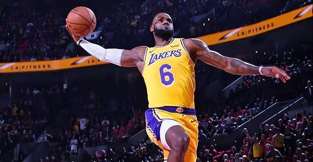 拿来吧你！柏林赫塔球员一把抢过对手教练给球员的战术小纸条（柏林赫塔球员当场抢走对手教练递给球员的战术纸条）