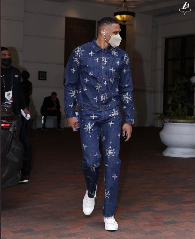 太阳报：女演员悉尼妹恢复单身后收到了大量英超球星的私信（太阳报称：女演员“悉尼妹”回归单身后获众多英超球星私信）